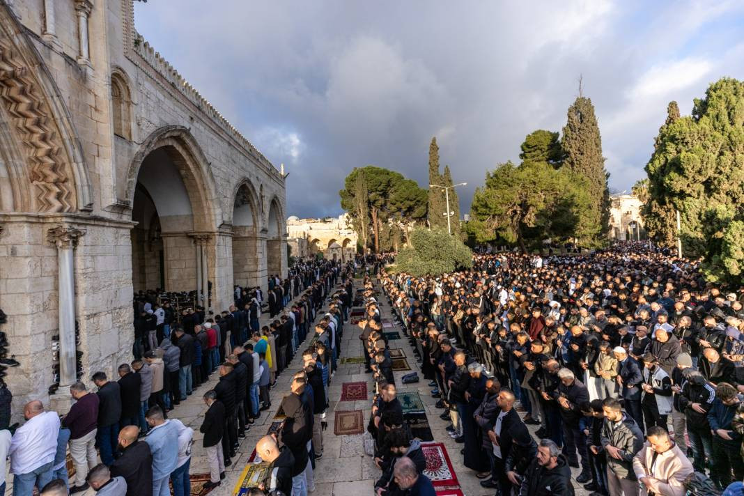 İsrail’in kısıtlamalarına rağmen akın ettiler: 120 Bin Filistinli Mescid-i Aksa’da saf tuttu - Resim: 52